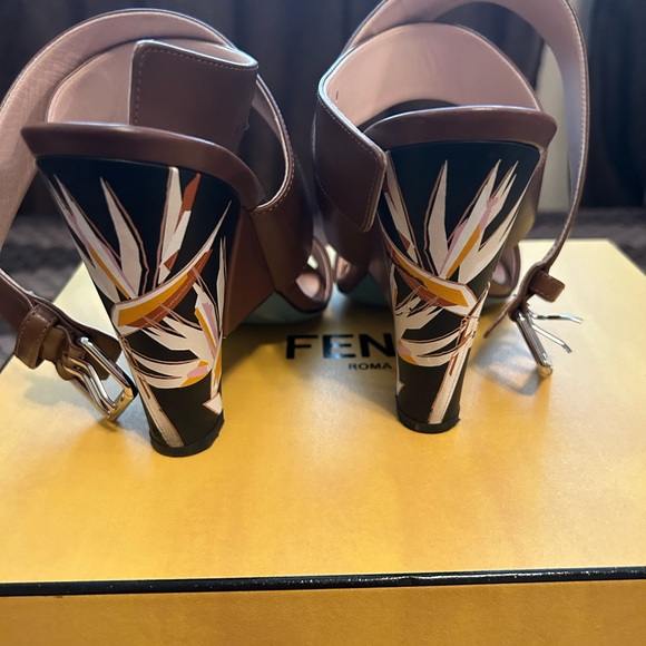Fendi sandals size 37.5 - Picture 4 of 7